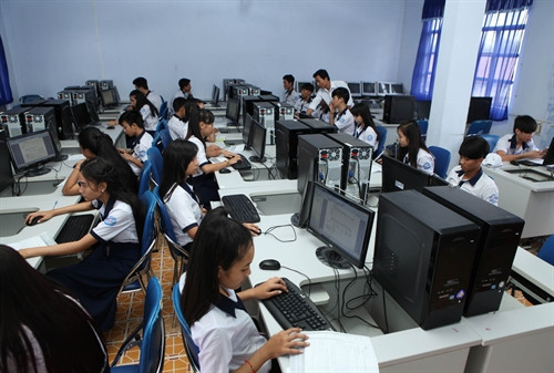 Giờ thực hành môn Tin học của học sinh lớp 10, Trường Phổ thông Dân tộc nội trú tỉnh Bạc Liêu. Giờ thực hành môn Tin học của học sinh lớp 10, Trường Phổ thông Dân tộc nội trú tỉnh Bạc Liêu.