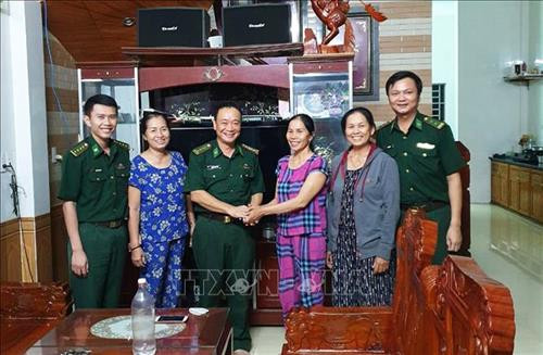 Đại tá Trịnh Thanh Bình, Phó Chỉ huy Trưởng, Tham mưu trưởng Bộ đội Biên phòng tỉnh Quảng Bình và Ban Chỉ huy Đồn Biên phòng Nhật Lệ thăm hỏi, động viên thân nhân tàu cá QB91124TS. Ảnh: Võ Dung - TTXVN