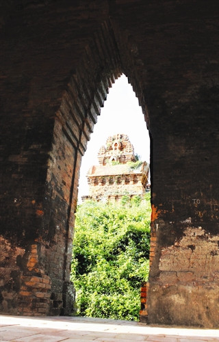 Tường, mái rêu phong với những hình tượng, phù điêu sinh động