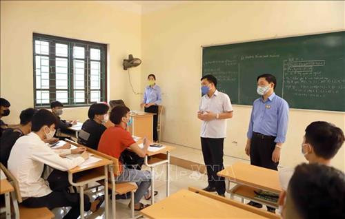 Phó Chủ tịch UBND tỉnh Vĩnh Phúc Vũ Việt Văn (đứng, áo trắng) kiểm tra công tác phòng chống dịch COVID-19 tại Trường Cao đẳng nghề Vĩnh Phúc. Ảnh: Hoàng Hùng -TTXVN Phó Chủ tịch UBND tỉnh Vĩnh Phúc Vũ Việt Văn (đứng, áo trắng) kiểm tra công tác phòng chống dịch COVID-19 tại Trường Cao đẳng nghề Vĩnh Phúc. Ảnh: Hoàng Hùng -TTXVN