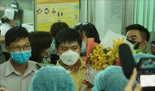 Bệnh nhân Li Zichao (áo vàng, 28 tuổi, quốc tịch Trung Quốc) được điều trị thành công và xuất viện ngày 4/2. Ảnh: Đinh Hằng - TTXVN Bệnh nhân Li Zichao (áo vàng, 28 tuổi, quốc tịch Trung Quốc) được điều trị thành công và xuất viện ngày 4/2. Ảnh: Đinh Hằng - TTXVN