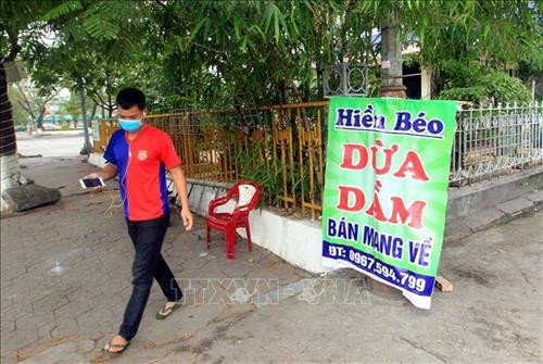 Các quán ăn vặt thực hiện tốt ý thức kinh doanh để tránh tập trung đông người, nhằm giảm thiểu các nguy cơ lây lan dịch COVID-19. Ảnh: An Đăng -TTXVN Các quán ăn vặt thực hiện tốt ý thức kinh doanh để tránh tập trung đông người, nhằm giảm thiểu các nguy cơ lây lan dịch COVID-19. Ảnh: An Đăng -TTXVN