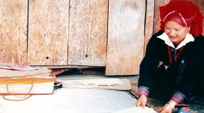 Nghề truyền thống làm giấy dó của đồng bào Dao đỏ. Ảnh: Báo Yên Bái