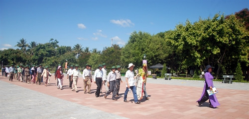 Từng đoàn khách du lịch xếp hàng vào Khu di tích lịch sử đặc biệt Thành cổ Quảng Trị