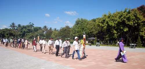 Từng đoàn khách du lịch xếp hàng vào Khu di tích lịch sử đặc biệt Thành cổ Quảng Trị Từng đoàn khách du lịch xếp hàng vào Khu di tích lịch sử đặc biệt Thành cổ Quảng Trị