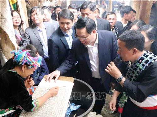 Phó Thủ tướng Vương Đình Huệ thăn bà con dân tộc Mông đang phục dựng kỹ thuật vẽ trên vải bằng sáp ong tại bản Sin Suối Hồ. Ảnh: Công Tuyên-TTXVN Phó Thủ tướng Vương Đình Huệ thăn bà con dân tộc Mông đang phục dựng kỹ thuật vẽ trên vải bằng sáp ong tại bản Sin Suối Hồ. Ảnh: Công Tuyên-TTXVN