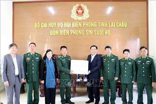 Phó Thủ tướng Chính phủ Vương Đình Huệ tặng quà Đồn Biên phòng Sin Suối Hồ. Ảnh: Công Tuyên – TTXVN Phó Thủ tướng Chính phủ Vương Đình Huệ tặng quà Đồn Biên phòng Sin Suối Hồ. Ảnh: Công Tuyên – TTXVN