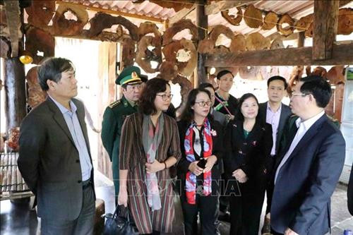 Phó thủ tướng Vương Đình Huệ thăm mô hình du lịch Homestay tại bản Sin Suối Hồ. Ảnh: Công Tuyên-TTXVN Phó thủ tướng Vương Đình Huệ thăm mô hình du lịch Homestay tại bản Sin Suối Hồ. Ảnh: Công Tuyên-TTXVN