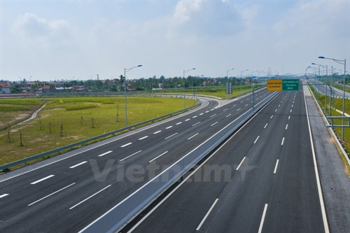 Tổng bề rộng nền đường khoảng 33m.