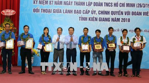 Lãnh đảo Tỉnh Kiên Giang tuyên dương các gương mặt trẻ tiêu biểu. Ảnh: Lê Sen - TTXVN Lãnh đảo Tỉnh Kiên Giang tuyên dương các gương mặt trẻ tiêu biểu. Ảnh: Lê Sen - TTXVN