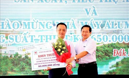 Lãnh đạo Công ty Nhôm Đắk Nông nhận bằng khen từ Tập đoàn Công nghiệp Than - Khoáng sản Việt Nam. Ảnh: Hưng Thịnh-TTXVN Lãnh đạo Công ty Nhôm Đắk Nông nhận bằng khen từ Tập đoàn Công nghiệp Than - Khoáng sản Việt Nam. Ảnh: Hưng Thịnh-TTXVN