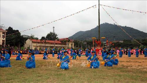 Màn múa hát chào mừng tại Lễ hội Lồng Tồng. Ảnh Quang Đán - TTXVN