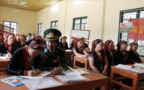 Cựu chiến binh Đỗ Minh Bản dạy đồng bào dân tộc thiểu số viết chữ. Ảnh: Đinh Thùy-TTXVN Cựu chiến binh Đỗ Minh Bản dạy đồng bào dân tộc thiểu số viết chữ. Ảnh: Đinh Thùy-TTXVN