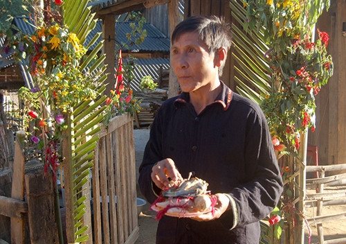 Người dân bản Púng Bon, xã Pa Thơm mang lễ vật góp vào mâm lễ chung của bản trong lễ cúng “Tết hoa” - tết cổ truyền của dân tộc Cống.