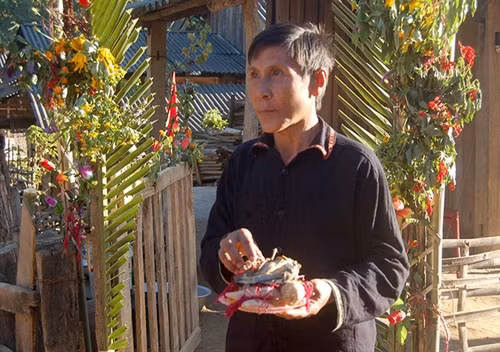 Người dân bản Púng Bon, xã Pa Thơm mang lễ vật góp vào mâm lễ chung của bản trong lễ cúng “Tết hoa” - tết cổ truyền của dân tộc Cống.