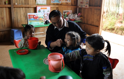 Đối với thầy Cứ A Giàng, khó khăn nhất là cho các em ăn uống vì công việc này đòi hỏi sự kiên nhẫn cao