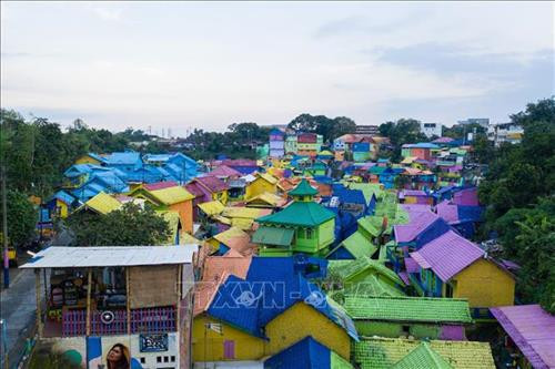 Quang cảnh làng Jodipan ở Malang, Đông Java, Indonesia. Ảnh: THX/ TTXVN Du khách tham quan làng Jodipan ở Malang, Đông Java, Indonesia. Ảnh: THX/ TTXVN Người dân tại làng Jodipan ở Malang, Đông Java, Indonesia. Ảnh: THX/ TTXVN Quang cảnh làng Jodipan ở Malang, Đông Java, Indonesia. Ảnh: THX/ TTXVN Du khách tham quan làng Jodipan ở Malang, Đông Java, Indonesia. Ảnh: THX/ TTXVN Người dân tại làng Jodipan ở Malang, Đông Java, Indonesia. Ảnh: THX/ TTXVN