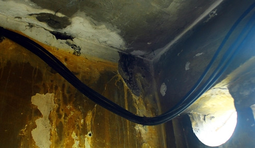 Các vết nứt lộ cả sắt, gây nguy hiểm cho các hộ sống tại nhà A, tập thể Ngọc Khánh.