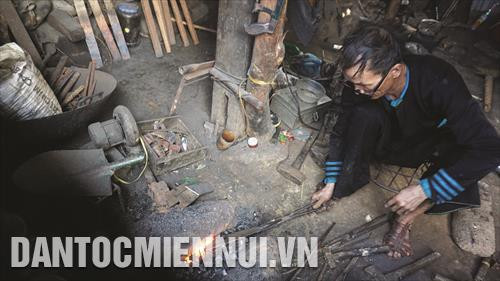 Đặc trưng đầu tiên trong kỹ thuật rèn của người Mông là sự kết hợp giữa sắt và thép