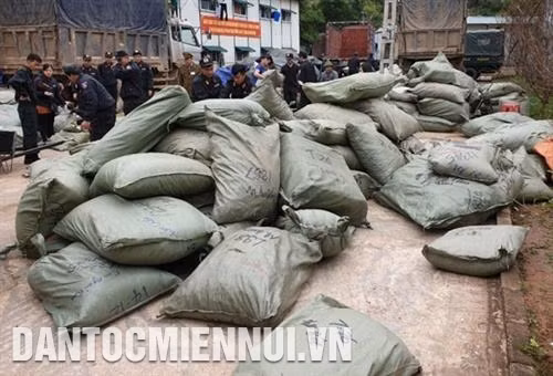 Mới đây, tại xã Cao Lâu, huyện Cao Lộc, các lực lượng chức năng thu giữ khoảng 100 tấn hàng hóa nhập lậu qua biên giới. Ảnh: Doãn Tấn Công an tỉnh Lạng Sơn đã bắt giữ nhiều vụ buôn lậu tôm hùm đỏ. Ảnh: Thái Thuần Mới đây, tại xã Cao Lâu, huyện Cao Lộc, các lực lượng chức năng thu giữ khoảng 100 tấn hàng hóa nhập lậu qua biên giới. Ảnh: Doãn Tấn Công an tỉnh Lạng Sơn đã bắt giữ nhiều vụ buôn lậu tôm hùm đỏ. Ảnh: Thái Thuần