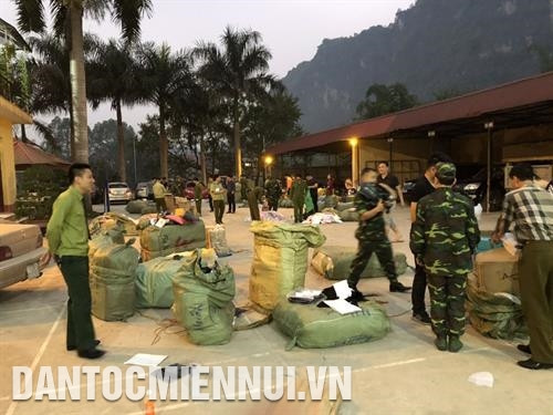 Vừa qua, Đồn Biên phòng Tân Thanh đã phối hợp với lực lượng chống buôn lậu, gian lận thương mại, hàng giả bắt giữ 55 bao tải hàng nhập lậu tại khu vực mốc 474 thuộc thôn Ma Mèo, xã Tân Mỹ, huyện Văn Lãng. Ảnh: Quang Duy Vừa qua, Đồn Biên phòng Tân Thanh đã phối hợp với lực lượng chống buôn lậu, gian lận thương mại, hàng giả bắt giữ 55 bao tải hàng nhập lậu tại khu vực mốc 474 thuộc thôn Ma Mèo, xã Tân Mỹ, huyện Văn Lãng. Ảnh: Quang Duy
