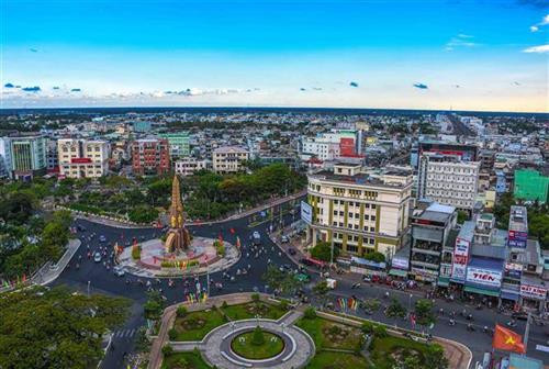 Với chủ trương hiện đại hóa nền hành chính để kiến tạo, phục vụ nhân dân, tỉnh Cà Mau đã mạnh dạn đổi mới nhằm tạo bước phát triển đột phá trong cung cấp dịch vụ hành chính công, từng bước nâng cao hiệu quả công việc, lấy sự hài lòng của người dân, doanh nghiệp làm thước đo hiệu quả hoạt động của các cơ quan quản lý nhà nước, góp phần cải thiện môi trường đầu tư, nâng cao chỉ số năng lực cạnh tranh (PCI), chỉ số cải cách hành chính (PARINDEX) của tỉnh. Trong ảnh: Một góc thành phố Cà Mau ngày nay. Ảnh: Thế Anh-TTXVN Với chủ trương hiện đại hóa nền hành chính để kiến tạo, phục vụ nhân dân, tỉnh Cà Mau đã mạnh dạn đổi mới nhằm tạo bước phát triển đột phá trong cung cấp dịch vụ hành chính công, từng bước nâng cao hiệu quả công việc, lấy sự hài lòng của người dân, doanh nghiệp làm thước đo hiệu quả hoạt động của các cơ quan quản lý nhà nước, góp phần cải thiện môi trường đầu tư, nâng cao chỉ số năng lực cạnh tranh (PCI), chỉ số cải cách hành chính (PARINDEX) của tỉnh. Trong ảnh: Một góc thành phố Cà Mau ngày nay. Ảnh: Thế Anh-TTXVN