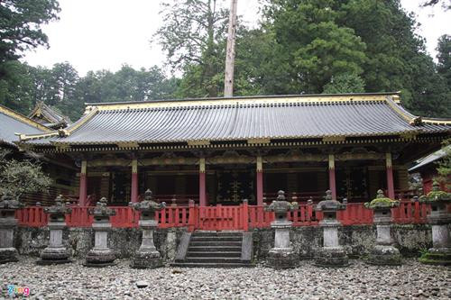 Nói đến Nikko, người hiểu lịch sử Nhật Bản liền nghĩ ngay đến Nikko Toshogu, một đền đài nguy nga nhất của xứ Phù Tang được UNESCO công nhận là di sản văn hoá thế giới vào năm 1999. Đường vào đền Nikko Toshogu vắt ngang con sông Daiya, với cây cầu Thần gỗ cong (Shin kyo) sơn son đẹp mắt, giống như cầu Thê Húc ở Hồ Gươm, Hà Nội. Đây là một trong 3 cây cầu đẹp nhất Nhật Bản. Nikko được ví như viên đá quý, bởi vẻ đẹp tự nhiên và vẻ đẹp kiến trúc Nhật Bản. Kiến trúc điện thờ vô cùng sắc sảo. Các nhà sử học ước lượng rằng để hoàn tất kiến trúc đền thờ Toshogu tốn khoảng 40 tỷ yen vào thời điểm ngày nay (8.547 tỷ đồng). Đền chùa Nikko là tên gọi chung của quần thể đền, chùa cổ nổi tiếng ở thành phố Nikko, tỉnh Tochigi. Dân địa phương thường gọi quần thể này là "hai đền một chùa", bởi quần thể gồm hai đền thờ Thần đạo Nikko Tosho-gu (đền Futarasan) và một ngôi chùa Phật giáo là chùa Rinno. 5 kiến trúc của đền Nikko Toshogu đã được Nhật Bản xếp vào hàng quốc bảo, và ba kiến trúc khác là tài sản văn hóa trọng yếu. Lăng mộ đền thờ của tướng quân Tokugawa được thiết kế tạo ra được một không gian rất trang nghiêm. Lối vào cổng chính rộng rãi, đường trải đá nhỏ màu xám, những rặng thông cao vút tạo ra một không gian uy nghi, thanh tịnh. Đại lộ những cây tuyết tùng được trồng xếp hàng dài ngay ngắn nằm ở hai bên vệ đường, được gọi là Sugi. Sau khi tướng quân Tokugawa Ieyasu chết năm 1616, Masatsuna Matsudaira đã xây dựng đền Nikko Toshogu, và ông bắt đầu trồng cây tuyết tùng Nhật Bản dọc theo con đường chính dẫn đến Nikko. Người ta ước tính có khoảng 200.000 cây tuyết tùng được trồng trong dịp này. Số lượng cây giảm đi rất nhiều và hiện nay chỉ còn 13.000 cây. Ðông Chiêu Cung - Toshogu - là tên gọi của đền thờ tướng quân Shogun Tokugawa Ieyasu - Ðức Xuyên Gia khang. Ông mất vào năm 1616 và con trai ông đã chọn Nikko làm nơi xây dựng đền thờ. Hơn 4 triệu người thợ làm trong trong 1 năm rưỡi để hoàn thiện cụm đền thờ có kiến trúc vô cùng sắc sảo này. Tổ hợp kiến trúc là điểm tuyệt vời trong số các tuyệt tác kiến trúc Nhật Bản thể hiện lối trang trí sang trọng và tinh tế. Kiến trúc đền thờ Toshogu để lại cho người sau cả một kho tàng về triết lý nhân sinh. Các hình ảnh khỉ đã được nhân cách hóa mô tả về đời sống con người. Một trong số đó có bức đặc biệt nhất khắc 3 chú khỉ, có tên từng chú khỉ là Kikazaru (bịt tai), Mizaru (bịt mắt) và Iwazaru (bịt miệng). Ba chú khỉ với vẻ mặt ngộ nghĩnh là hình tượng người Nhật Bản biểu đạt triết lý nhà Phật dạy rằng không nghe điều bậy, không nhìn điều bậy, không nói điều bậy. Bức khắc này của nghệ nhân Hidari Jingoro nổi tiếng từ thế kỉ 17. Hiện đền cũng là nơi những gia đình quyền quý tổ chức lễ thành hôn. Hàng năm đền thờ tướng quân Tokugawa - nơi được mệnh danh là ”Di Hòa Viên” của Nhật Bản, thu hút hàng trăm ngàn lượt khách du lịch.