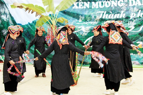 Điệu xòe cổ dân tộc Thái trong Lễ hội "Xên Mường" (lễ cúng mường đầu năm), xã Hua La, thành phố Sơn La.