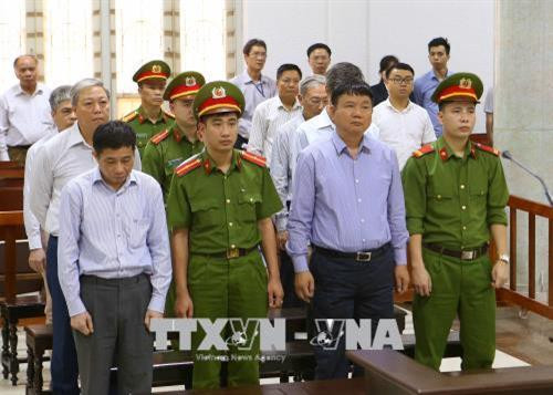 Bị cáo Đinh La Thăng cùng 6 đồng phạm trong vụ án nghe Tòa tuyên án. Ảnh: Doãn Tấn – TTXVN Bị cáo Đinh La Thăng cùng 6 đồng phạm trong vụ án nghe Tòa tuyên án. Ảnh: Doãn Tấn – TTXVN