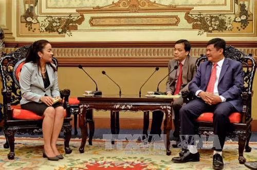 Phó Chủ tịch UBND thành phố Huỳnh Cách Mạng tiếp bà Keo Sokpisey, Phó Đô trưởng Thủ đô Phnompenh, Vương quốc Campuchia cùng đoàn công tác đến chào xã giao, trong chuyến thăm và làm việc tại Thành phố Hồ Chí Minh. Ảnh: Thế Anh-TTXVN