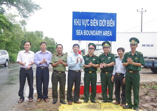 Cắm biển báo "Khu vực biên giới biển" tại xã Trung Bình, huyện Trần Đề, tỉnh Sóc Trăng. Ảnh: Văn Long Cắm biển báo "Khu vực biên giới biển" tại xã Trung Bình, huyện Trần Đề, tỉnh Sóc Trăng. Ảnh: Văn Long