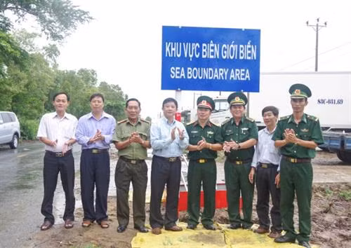 Cắm biển báo "Khu vực biên giới biển" tại xã Trung Bình, huyện Trần Đề, tỉnh Sóc Trăng. Ảnh: Văn Long Cắm biển báo "Khu vực biên giới biển" tại xã Trung Bình, huyện Trần Đề, tỉnh Sóc Trăng. Ảnh: Văn Long