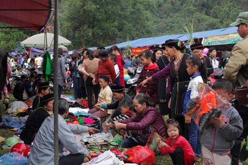 Lễ hội Động Tiên - Chợ quê Hàm Yên là lễ hội truyền thống, được tổ chức vào mùng 9 tháng Giêng âm lịch hàng năm. Ảnh: Phạm Minh Lễ hội Động Tiên - Chợ quê Hàm Yên được tổ chức với quy mô lớn, thu hút đông đảo đồng bào các dân tộc trong tỉnh và du khách đến tham quan, tìm về du xuân. Ảnh: Nam Phong Chợ quê Hàm Yên là nơi giới thiệu và bày bán những sản phẩm truyền thống của địa phương. Ảnh: Nam Phong Tại lễ hội Động Tiên và Chợ quê Hàm Yên còn diễn ra các trò chơi dân gian như: chọi dê, chọi gà, leo cột mỡ, bịt mắt bắt vịt, thi trâu khỏe, trâu đẹp, trâu nhanh... Ảnh: Nam Phong Lễ hội Động Tiên và Chợ quê Hàm Yên đã góp phần bảo tồn, giữ gìn bản sắc văn hóa truyền thống và là nơi gặp gỡ của bà con các dân tộc trên địa bàn tỉnh Tuyên Quang vào mỗi dịp đầu xuân. Ảnh: Phạm Minh Lễ hội Động Tiên - Chợ quê Hàm Yên là lễ hội truyền thống, được tổ chức vào mùng 9 tháng Giêng âm lịch hàng năm. Ảnh: Phạm Minh Lễ hội Động Tiên - Chợ quê Hàm Yên được tổ chức với quy mô lớn, thu hút đông đảo đồng bào các dân tộc trong tỉnh và du khách đến tham quan, tìm về du xuân. Ảnh: Nam Phong Chợ quê Hàm Yên là nơi giới thiệu và bày bán những sản phẩm truyền thống của địa phương. Ảnh: Nam Phong Tại lễ hội Động Tiên và Chợ quê Hàm Yên còn diễn ra các trò chơi dân gian như: chọi dê, chọi gà, leo cột mỡ, bịt mắt bắt vịt, thi trâu khỏe, trâu đẹp, trâu nhanh... Ảnh: Nam Phong Lễ hội Động Tiên và Chợ quê Hàm Yên đã góp phần bảo tồn, giữ gìn bản sắc văn hóa truyền thống và là nơi gặp gỡ của bà con các dân tộc trên địa bàn tỉnh Tuyên Quang vào mỗi dịp đầu xuân. Ảnh: Phạm Minh