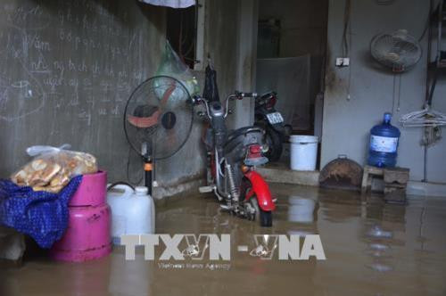 Nước ngập vào nhà nhiều hộ dân. Ảnh: Xuân Tư - TTXVN Nước ngập vào nhà nhiều hộ dân. Ảnh: Xuân Tư - TTXVN