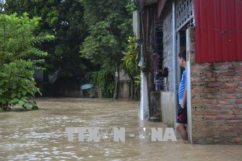 Khu dân cư ở dân phố 25 phường Mường Thanh ngập sâu trong nước. Ảnh: Xuân Tư - TTXVN Khu dân cư ở dân phố 25 phường Mường Thanh ngập sâu trong nước. Ảnh: Xuân Tư - TTXVN
