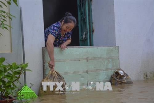 Người dân chặn khỏi nước ngập vào nhà. Ảnh: Xuân Tư - TTXVN Người dân chặn khỏi nước ngập vào nhà. Ảnh: Xuân Tư - TTXVN