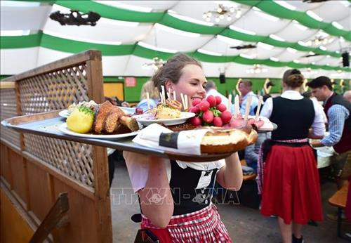 Các món ăn truyền thống Bavaria được giới thiệu tại lễ hội bia Oktoberfest ở Munich, Đức, ngày 21/9/2019. Ảnh: THX/ TTXVN