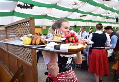 Các món ăn truyền thống Bavaria được giới thiệu tại lễ hội bia Oktoberfest ở Munich, Đức, ngày 21/9/2019. Ảnh: THX/ TTXVN