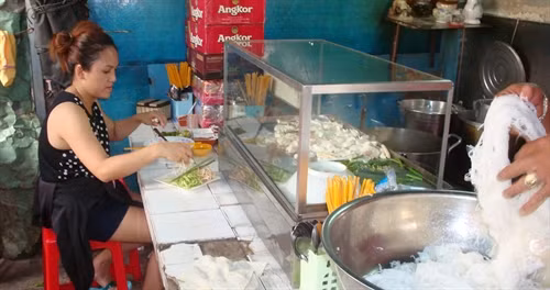 Khách du lịch nước ngoài thưởng thức mắm bò hóoc tại chợ Hồ Thị kỷ