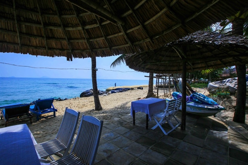 Quán xá và những địa điểm nghỉ dưỡng tại bãi biển Cửa Đại giờ đã trở nên ế ẩm, đìu hiu, thưa vắng khách. Quán xá và những địa điểm nghỉ dưỡng tại bãi biển Cửa Đại giờ đã trở nên ế ẩm, đìu hiu, thưa vắng khách.