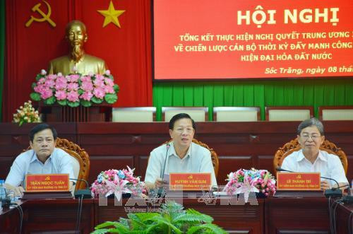 Ngày 8/11/2017, Ban Thường vụ Tỉnh ủy Sóc Trăng tổ chức Hội nghị tổng kết thực hiện Nghị quyết Trung ương 3, khóa VIII về chiến lược cán bộ thời kỳ đẩy mạnh công nghiệp hóa, hiện đại hóa đất nước. Ảnh: Hoài Thu – TTXVN Ngày 8/11/2017, Ban Thường vụ Tỉnh ủy Sóc Trăng tổ chức Hội nghị tổng kết thực hiện Nghị quyết Trung ương 3, khóa VIII về chiến lược cán bộ thời kỳ đẩy mạnh công nghiệp hóa, hiện đại hóa đất nước. Ảnh: Hoài Thu – TTXVN