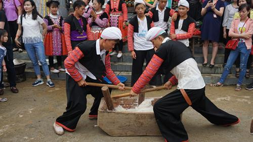 Đồng bào dân tộc Mông giã bánh giầy tại không gian phiên chợ. Ảnh: Hoàng Tâm