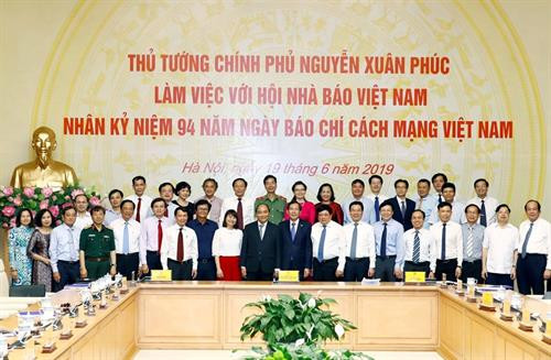 Thủ tướng Nguyễn Xuân Phúc và các đại biểu. Ảnh: Thống Nhất -TTXVN Thủ tướng Nguyễn Xuân Phúc và các đại biểu. Ảnh: Thống Nhất -TTXVN