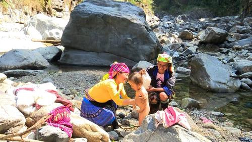 Người dân lấy nước tại mó để tắm cho trẻ em. Ảnh: Hữu Quyết - TTXVN Người dân lấy nước tại mó để tắm cho trẻ em. Ảnh: Hữu Quyết - TTXVN