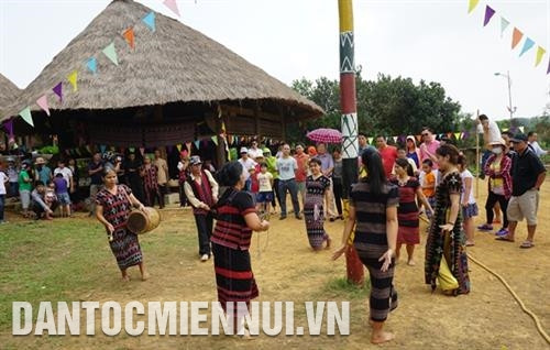 Bà con đồng bào dân tộc Tà Ôi đến từ tỉnh Thừa Thiên Huế giới thiệu đến du khách điệu múa truyền thống. Ảnh: Hoàng Hải