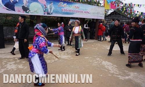 Bà con đồng bào dân tộc Mông giới thiệu và tham gia trò chơi dân gian cùng du khách. Ảnh: Hoàng Hải
