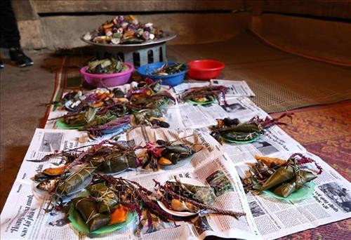 Các lễ vật trong lễ Mền Lóong Phạt Ái của đồng bào dân tộc Cống. Ảnh: Phan Tuấn Anh – TTXVN Các lễ vật trong lễ Mền Lóong Phạt Ái của đồng bào dân tộc Cống. Ảnh: Phan Tuấn Anh – TTXVN