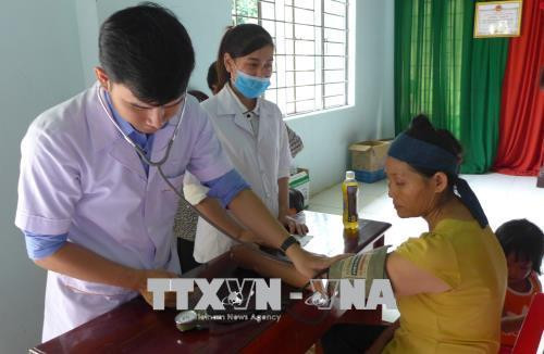 Khám bệnh cho đồng bào dân tộc thiểu số. Ảnh: K GỬIH –TTXVN Khám bệnh cho đồng bào dân tộc thiểu số. Ảnh: K GỬIH –TTXVN