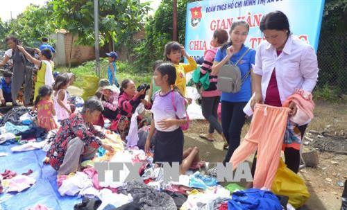 Tặng quần áo cũ cho đồng bào dân tộc thiểu số nghèo. Ảnh: K GỬIH –TTXVN Tặng quần áo cũ cho đồng bào dân tộc thiểu số nghèo. Ảnh: K GỬIH –TTXVN