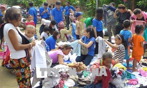 Tặng quần áo cũ cho đồng bào dân tộc thiểu số nghèo. Ảnh: K GỬIH –TTXVN Tặng quần áo cũ cho đồng bào dân tộc thiểu số nghèo. Ảnh: K GỬIH –TTXVN